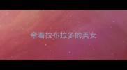 牵着拉布拉多的美女